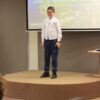 uczestnik konkursu recytuje wiersz przed jury i publicznością