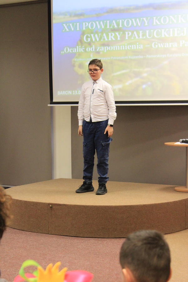 uczestnik konkursu recytuje wiersz przed jury i publicznością