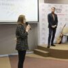 Pracownica biblioteki wita wszystkich na spotkaniu i przedstawia zaproszonego autora.