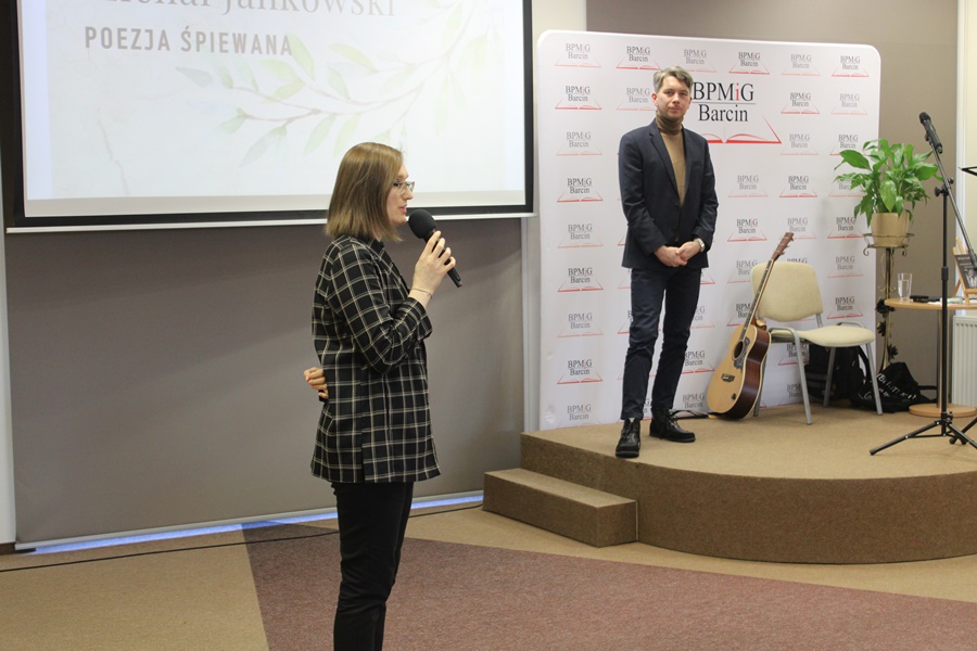 Pracownica biblioteki wita wszystkich na spotkaniu i przedstawia zaproszonego autora.