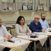 Jury siedzące przy stolikach przysłuchują się występom