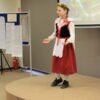 uczestniczka konkursu recytuje wiersz przed jury i publicznością