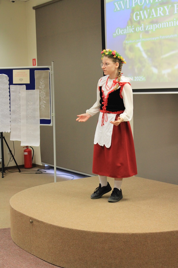 uczestniczka konkursu recytuje wiersz przed jury i publicznością