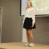 uczestniczka konkursu recytuje wiersz przed jury i publicznością