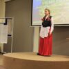 uczestniczka konkursu recytuje wiersz przed jury i publicznością