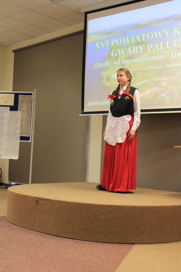 uczestniczka konkursu recytuje wiersz przed jury i publicznością