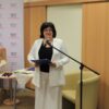 Dyrektorka biblioteki stoi przy mikrofonie i dziękuje uczestnikowi za występ zapraszając kolejną osobę