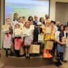 Grupowe zdjęcie laureatów konkursu razem z jury i dyrekcją biblioteki