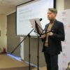 Zaproszony gość wita się z publicznością przed rozpoczęciem występu