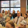 część widowni podczas wydarzenia, wszyscy siedzą na krzesłach i słuchają występów