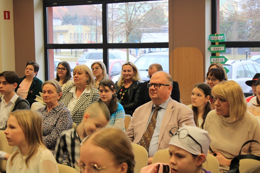 część widowni podczas wydarzenia, wszyscy siedzą na krzesłach i słuchają występów