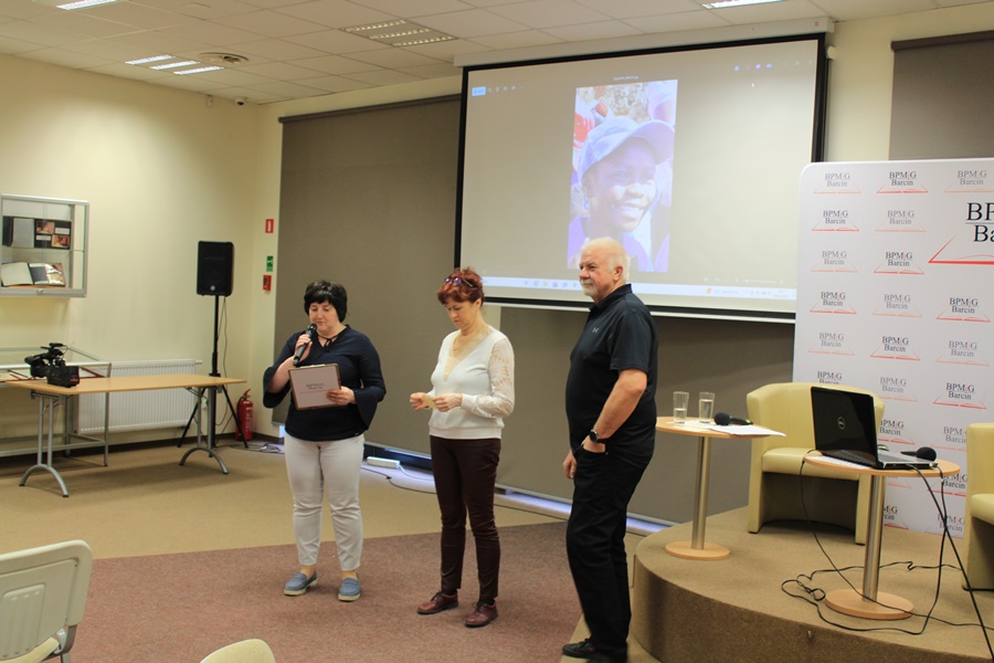 Dyrektor biblioteki rozpoczyna spotkanie, przedstawia zaproszonych gości i wita zebraną publiczność