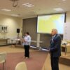 Dyrektorka biblioteki wita publicznosć i przedstawia zaproszonego gościa