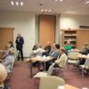 Podróżnik stojący pomiędzy widownią opowiada o swojej podróży