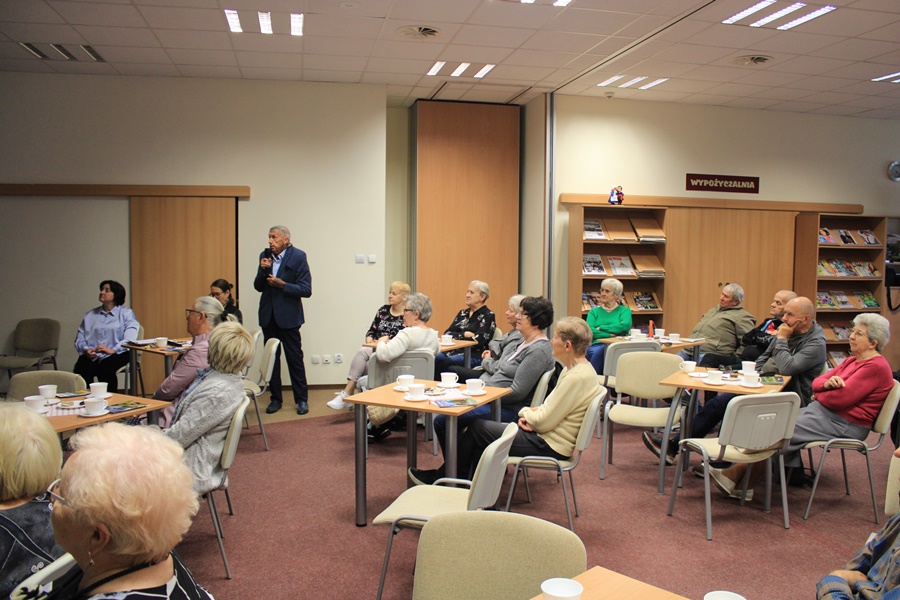 Podróżnik stojący pomiędzy widownią opowiada o swojej podróży