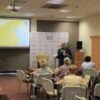 Podróżnik stojący pomiędzy widownią opowiada o swojej podróży