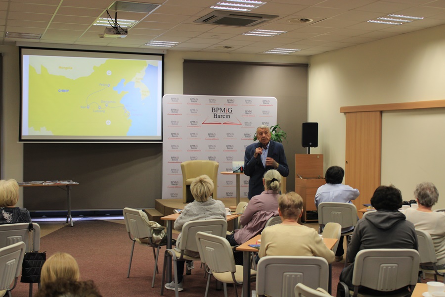 Podróżnik stojący pomiędzy widownią opowiada o swojej podróży