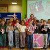 grupowe zdjęcie uczestników spotkania razem z wychowawczyniami i bibliotekarką prowadzącą zajęcia