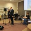 Zespół rozpoczyna występ, dwie osoby stoją przy mikrofonach, jeden meżczyzna gra na keyboardzie, jedna kobieta gra na skrzypcach