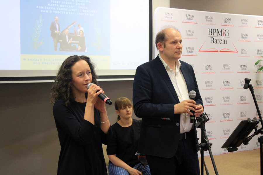 wokaliści zespołu w trakcie występu śpiewają na stojąco