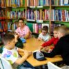 grupa chłopców siedząca przy stole pracuje w czasie zajęć