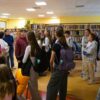 Grupa młodzieży zwiedzająca bibliotekę