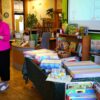 bibliotekarka stoi przed zebranymi uczestnikami i odczytuje wyniki konkursu
