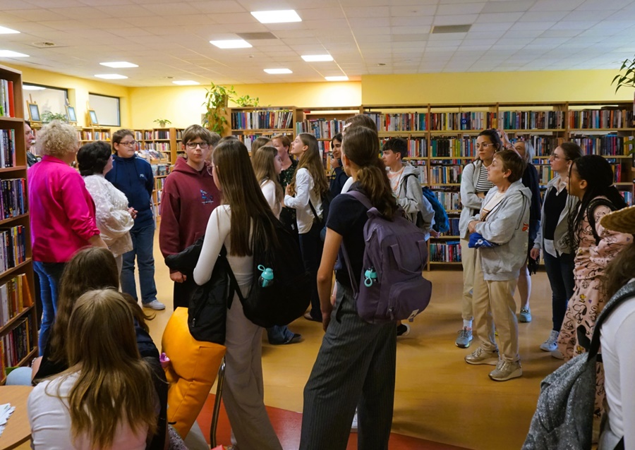Grupa młodzieży zwiedzająca bibliotekę
