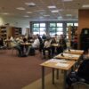 jury i uczestnicy w trakcie konkursu spoglądają na wyświetlane pytanie