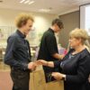 członkini jury wręcza nagrodę jednemu z uczestników