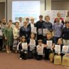 grupowe zdjęcie uczestników jury i dyrektor bibloteki, uczestnicy trzymaja w rękach otrzymane dyplomy i nagrody
