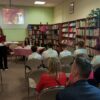 młodzież występuje przed zebraną publicznością