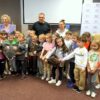 wspólne zdjęcie trzeciej z grup przedszkolnych z zaproszonym gościem