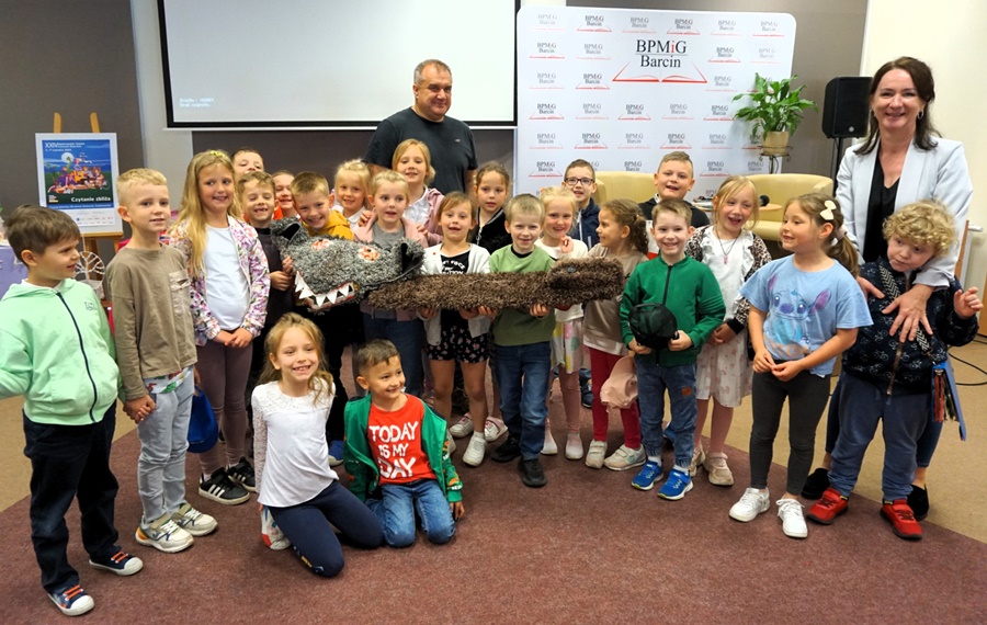 wspólne zdjęcie kolejnej z grup przedszkolnych z zaproszonym gościem