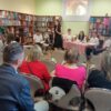 młodzież występuje przed zebraną publicznością