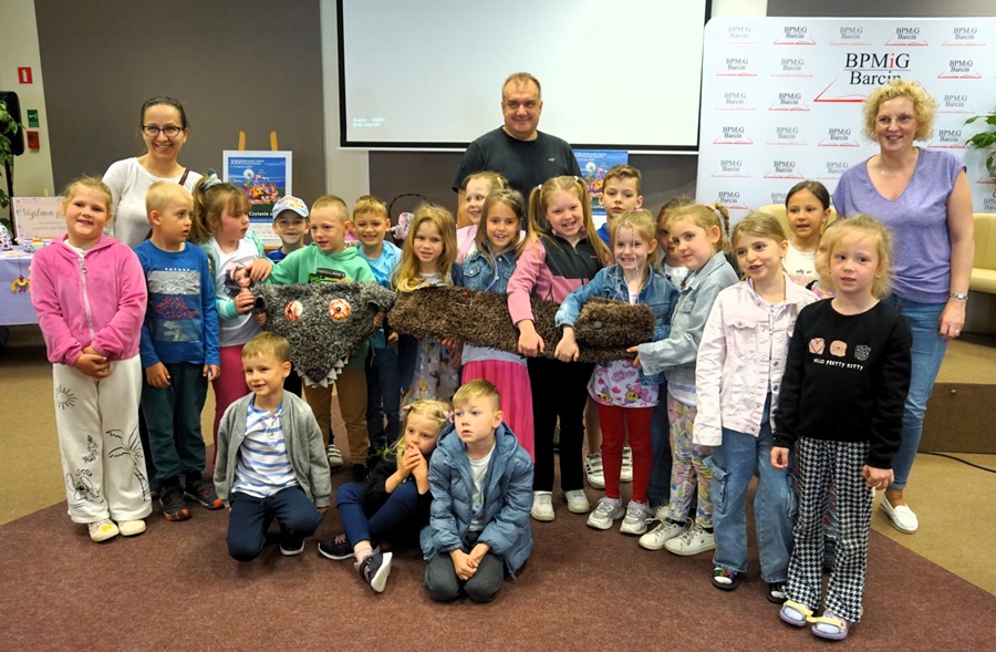 wspólne zdjęcie jednej z grup przedszkolnych z zaproszonym gościem