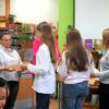 nastolatki wręczają bibliotekarce pdziękowanie