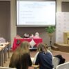 drużyna składająca się z dwóch dziewczyn i jednego chłopaka dyskutuje przed udzieleniem odpowiedzi na pytanie
