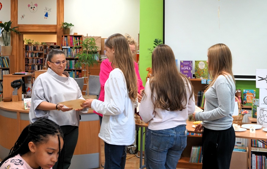 nastolatki wręczają bibliotekarce pdziękowanie
