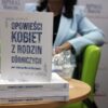 ksiażka "Opowieści kobiet z rodzin górniczych" stojąca pionowa na innych egzemplarzach, białe tło niebieski napis