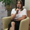 Jedna z autorek siedzi na fotelu trzyma mikrofon w ręce i opowiada o książce