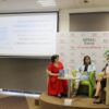 po prawej 3 kobiety siedzące na fotelach po lewej ekran z wyświetlanym tytułem spotkania