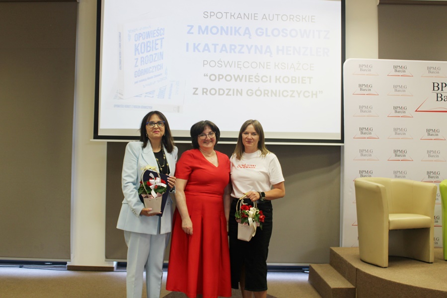 wspólne zdjęcie autorek i dyrektorki biblioteki