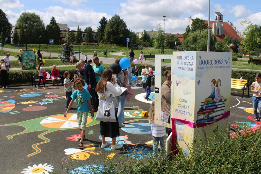 zgromadzone na wydarzeniu osoby korzystają z atrakcji po oficjalnym otwarciu gry chodnikowej