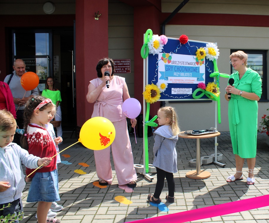 dyrektor biblioteki i pracownica oddziału dla dzieci i młodzieży mówią do mikrofonów