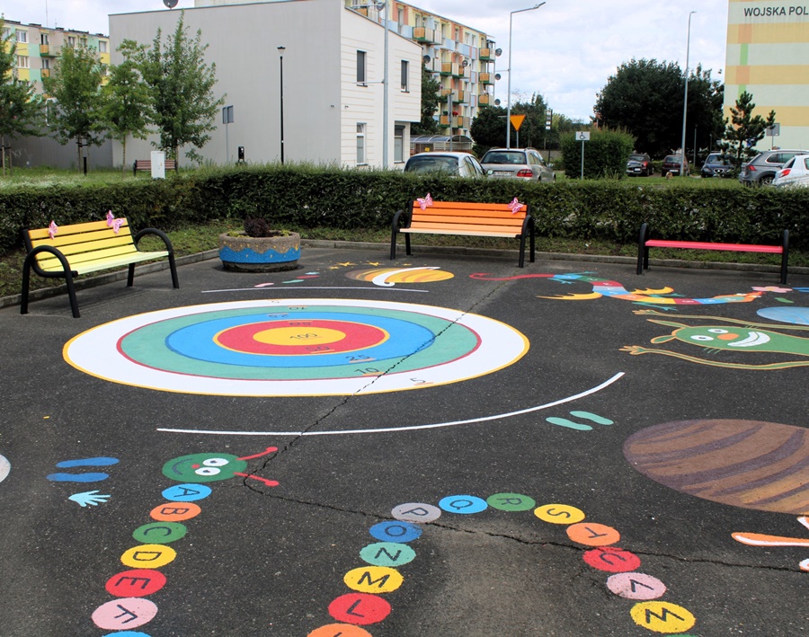 wymalowane na asfaltowym placu elementy gry chodnikowej