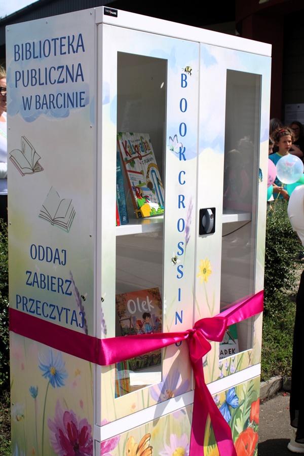 szafa bookcrossingowa obwiązana wstęgą
