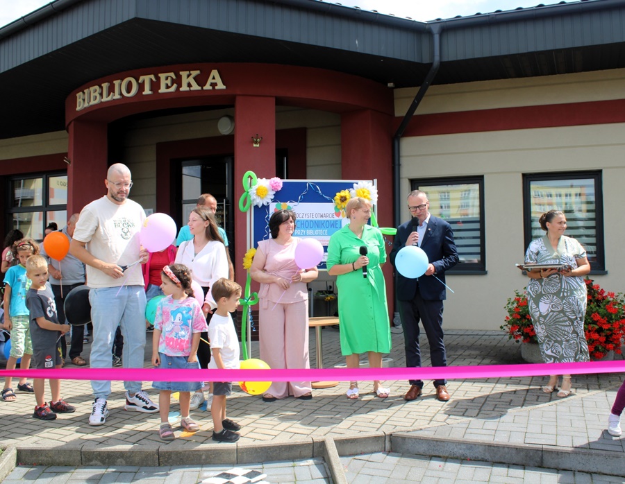 grupa ludzi stojąca w rzędzie przed zebranymi na wydarzeniu widzami