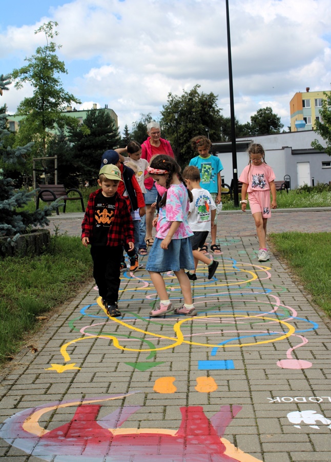 dzieci grają w nowootwartą gę chodnikową