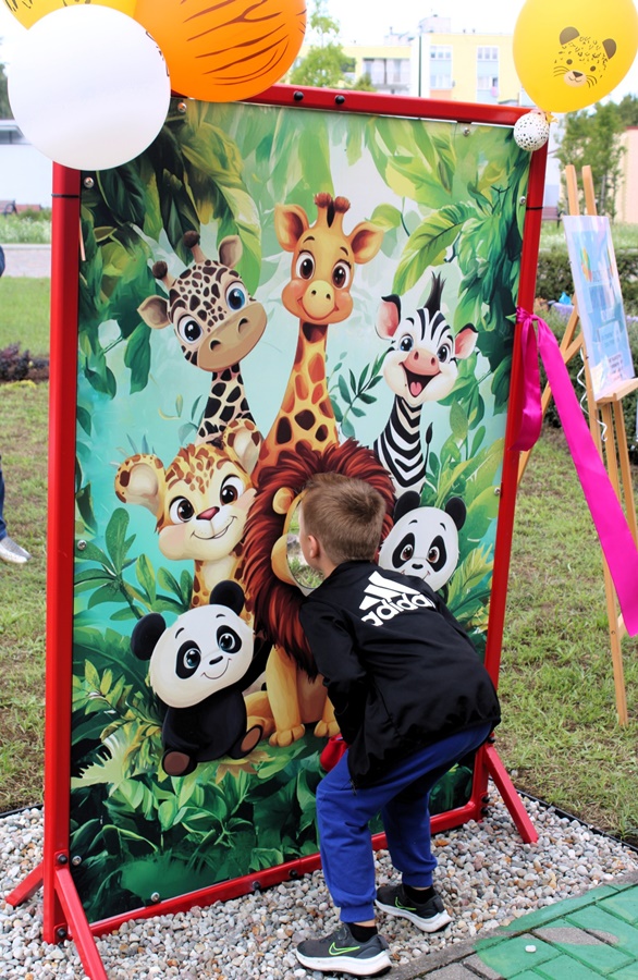 chłopiec korzystający z foto ścianki